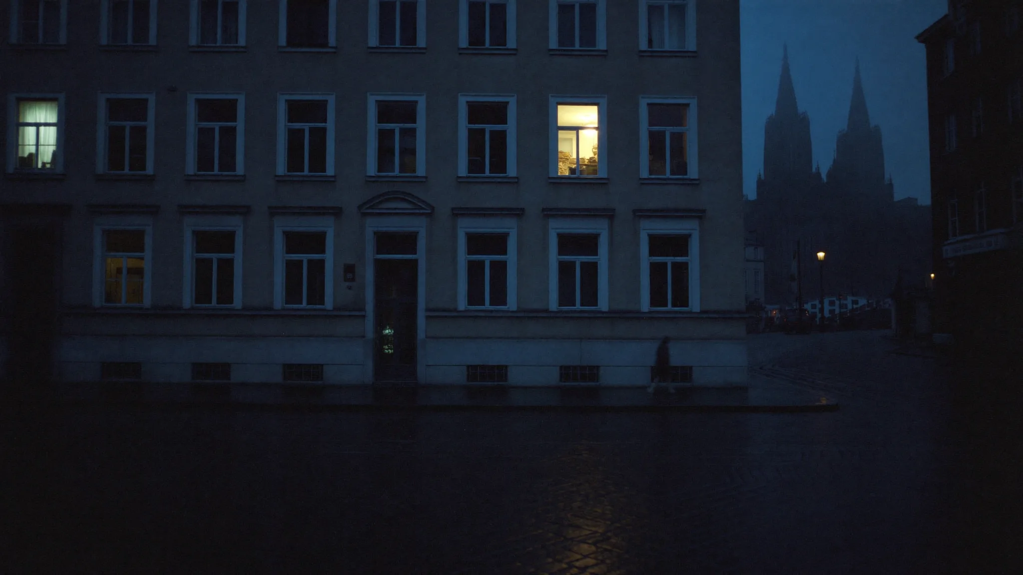 Köln bei Nacht — ein Bürofenster leuchtet noch